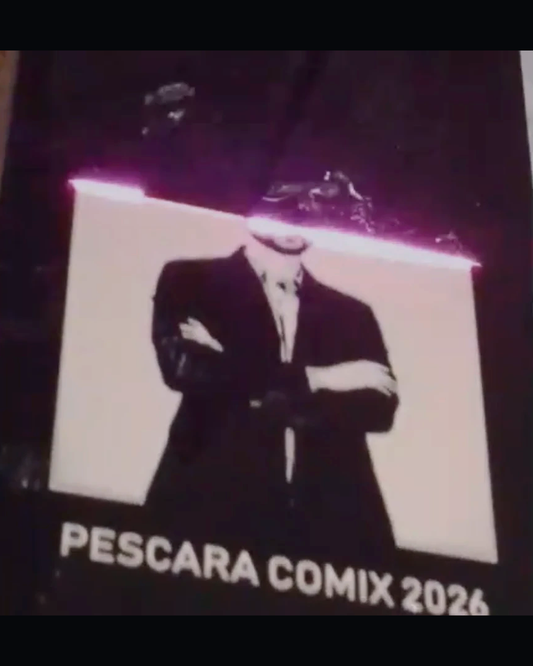 Il laser incide dal vivo un pezzo allo stand Laserando: il raggio in azione e la scritta Pescara Comix 2026 già incisa